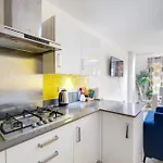 Foxherne 5Bdr 3Ba Serviced House With Parking - Slough By 360Stays