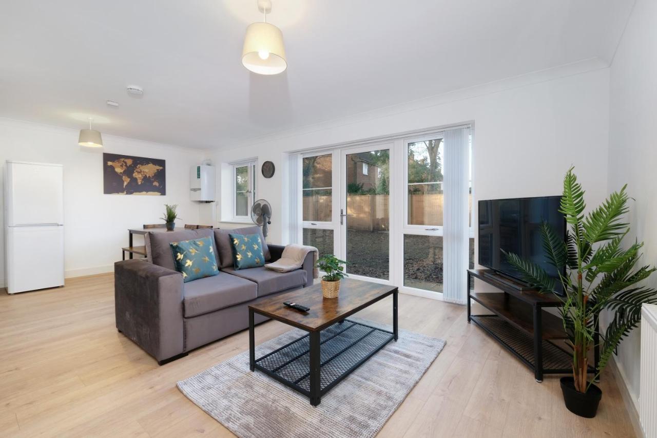Pinewood Studios, Iver Heathrow 1 & 2 Bedroom With Parking By Arista Living * Slough