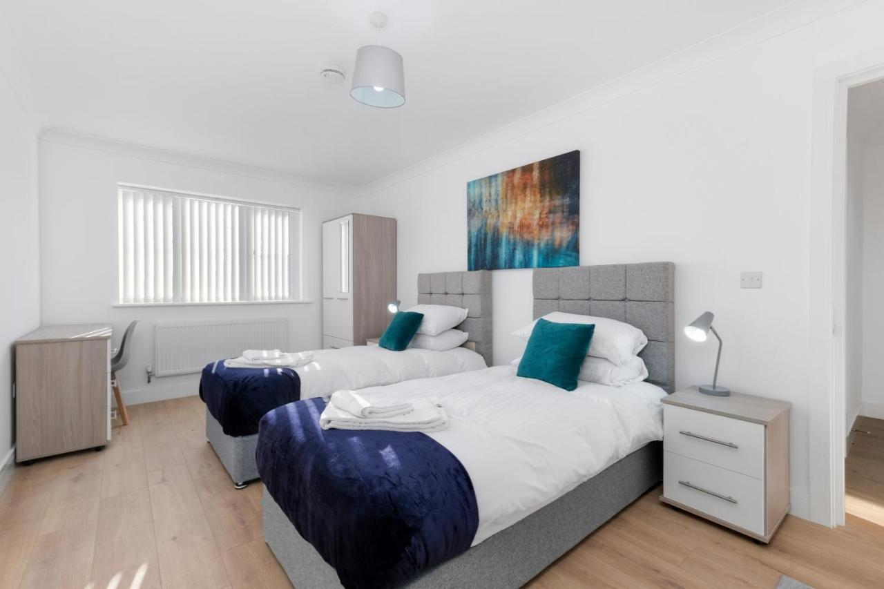 Pinewood Studios, Iver Heathrow 1 & 2 Bedroom With Parking By Arista Living * Slough
