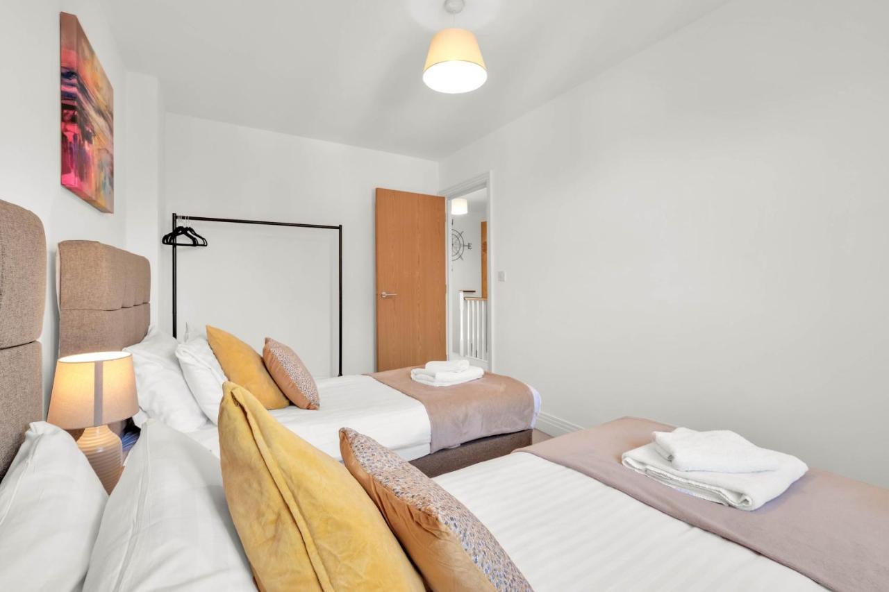 Foxherne 5bdr 3ba Serviced House With Parking - By 360stays Holiday home Slough