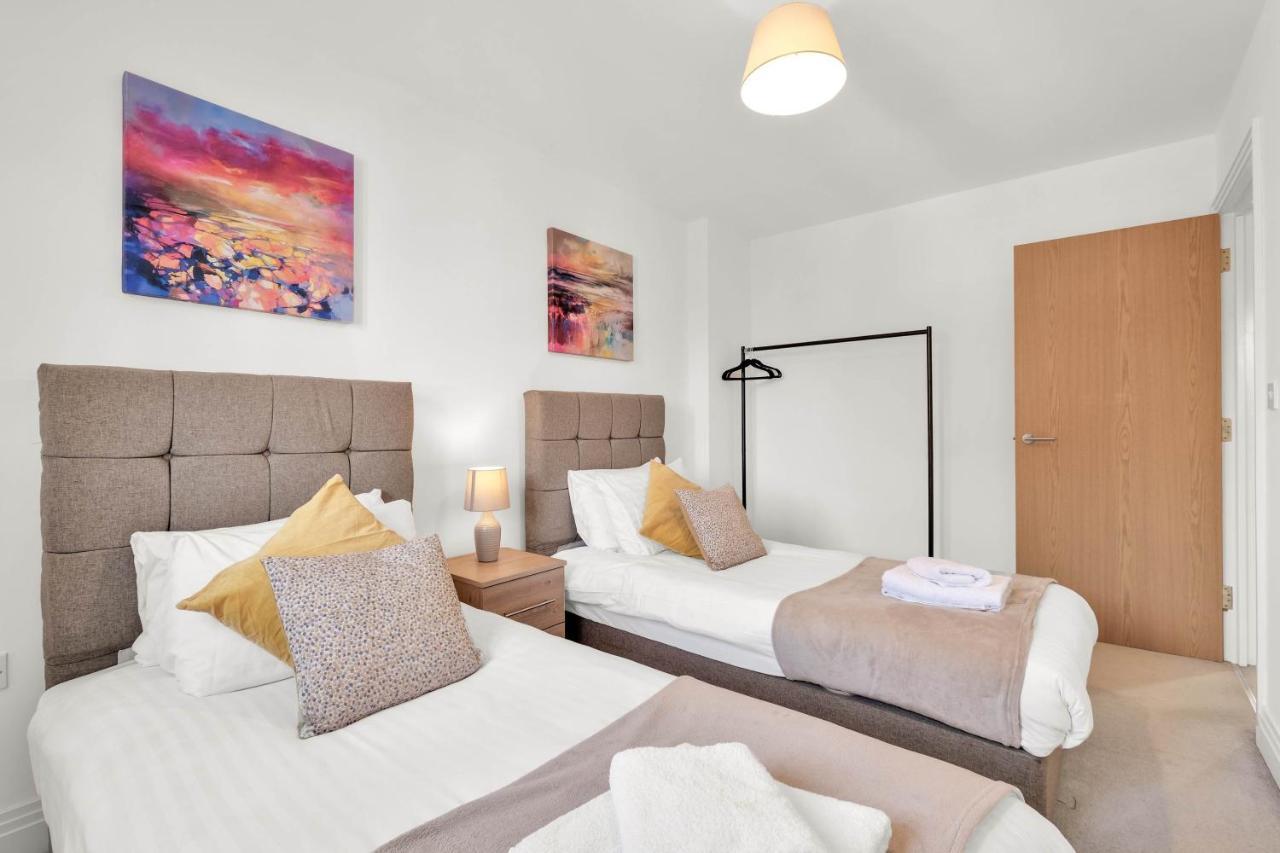 Foxherne 5bdr 3ba Serviced House With Parking - By 360stays Holiday home *