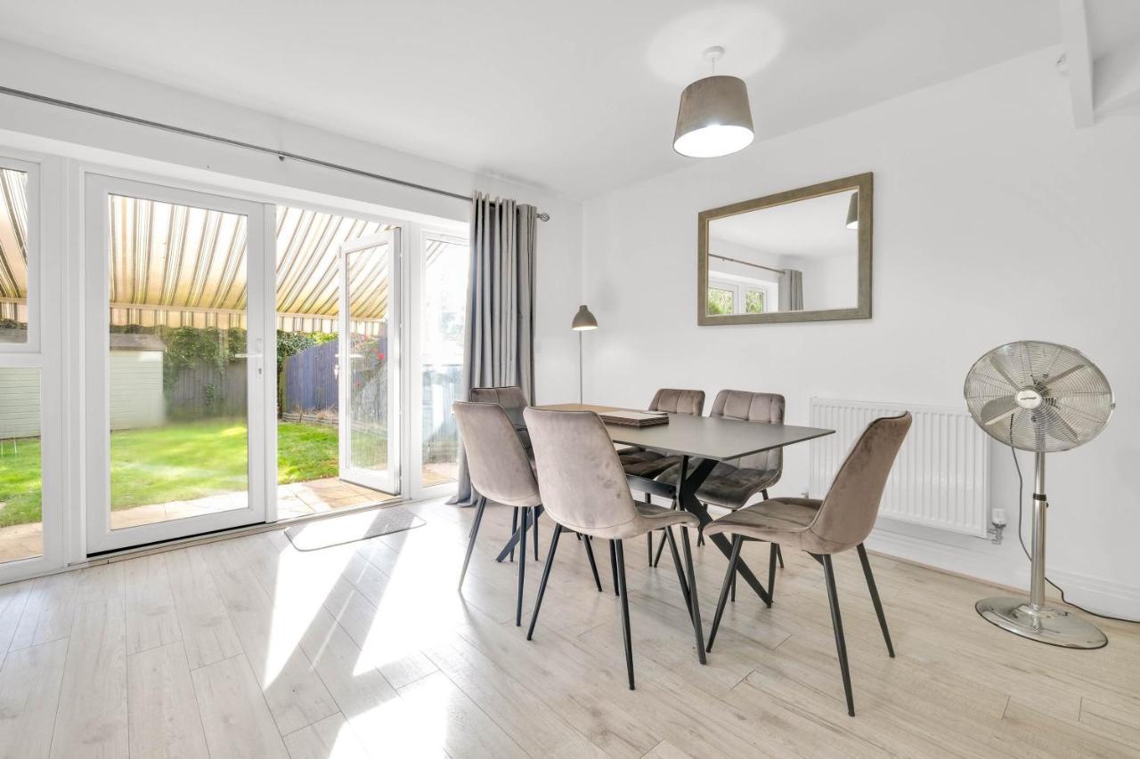 Foxherne 5bdr 3ba Serviced House With Parking - By 360stays Holiday home Slough