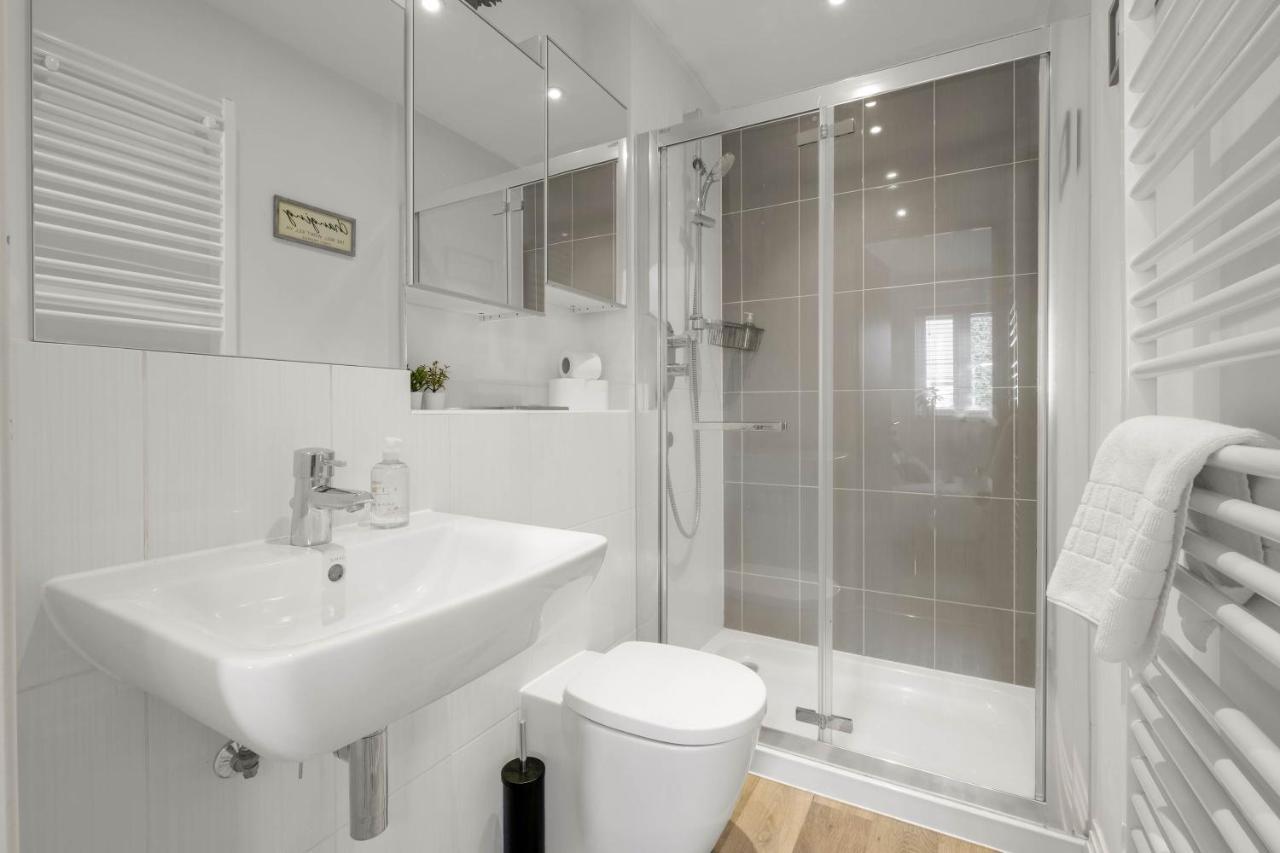 Foxherne 5bdr 3ba Serviced House With Parking - By 360stays * Slough