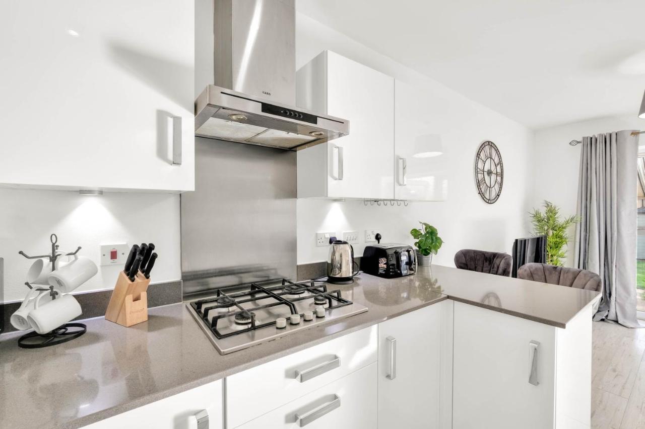 Foxherne 5bdr 3ba Serviced House With Parking - By 360stays Slough