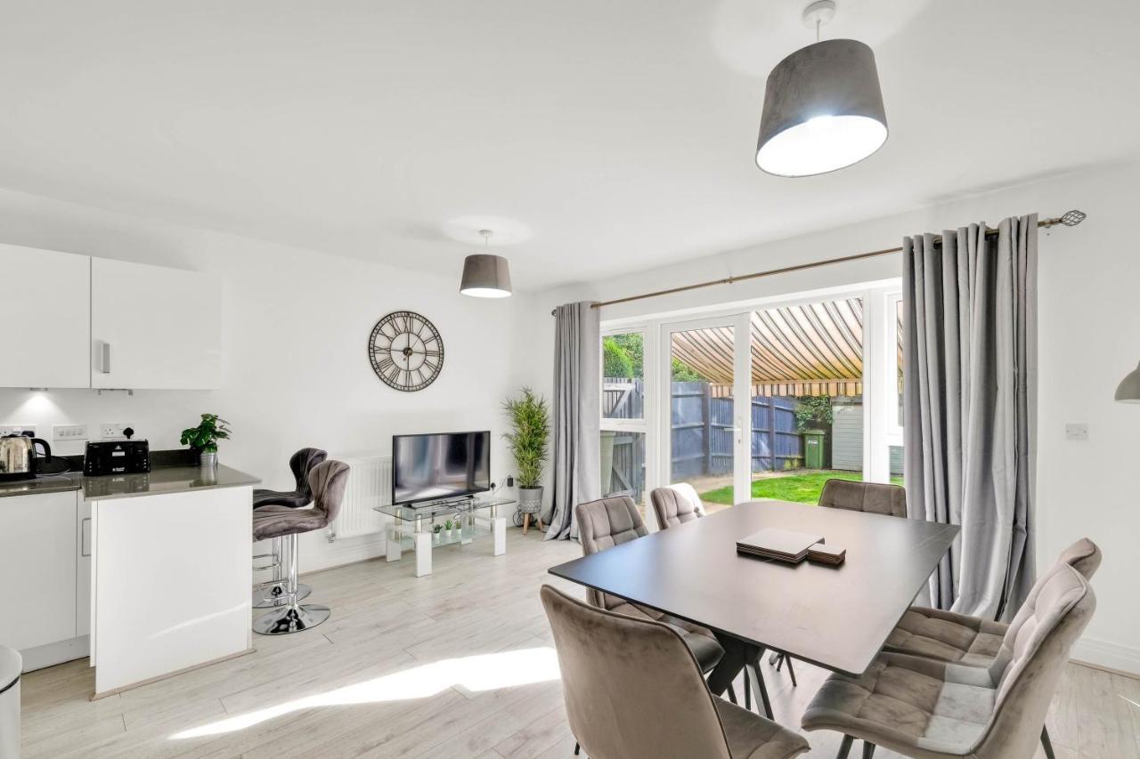 Foxherne 5bdr 3ba Serviced House With Parking - By 360stays Holiday home