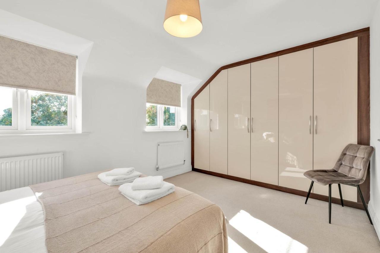 Foxherne 5bdr 3ba Serviced House With Parking - By 360stays *