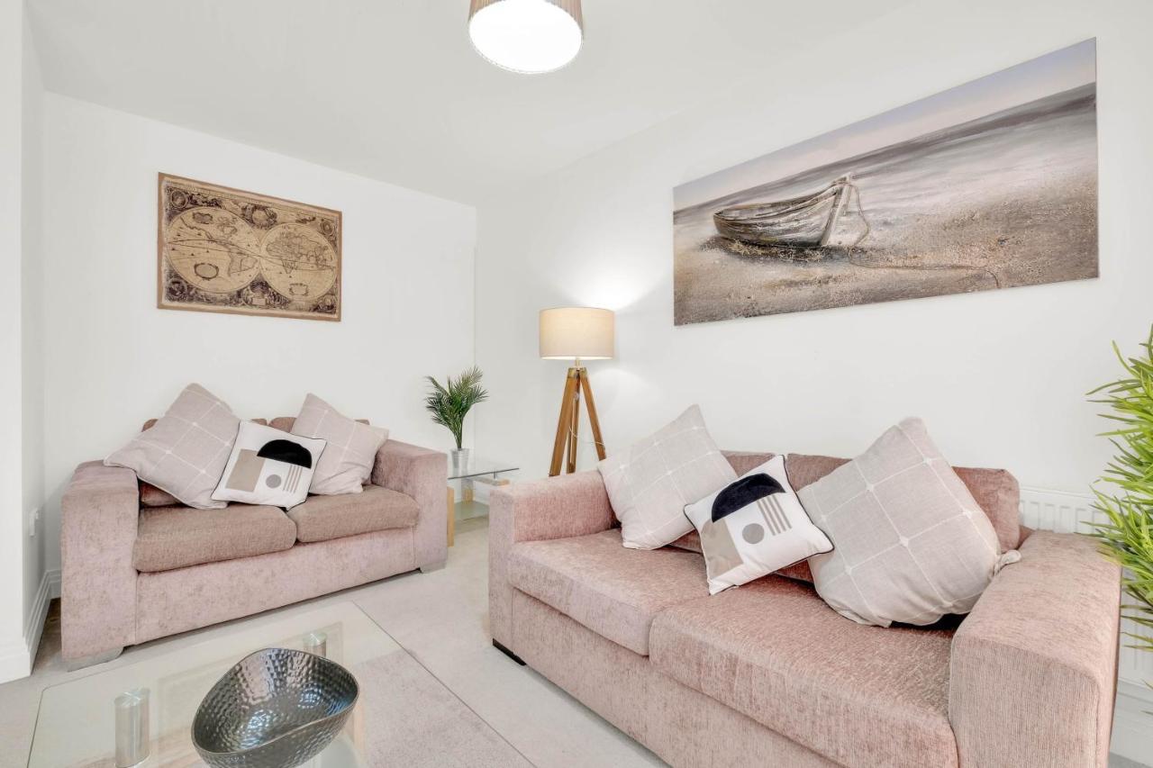 Foxherne 5bdr 3ba Serviced House With Parking - By 360stays