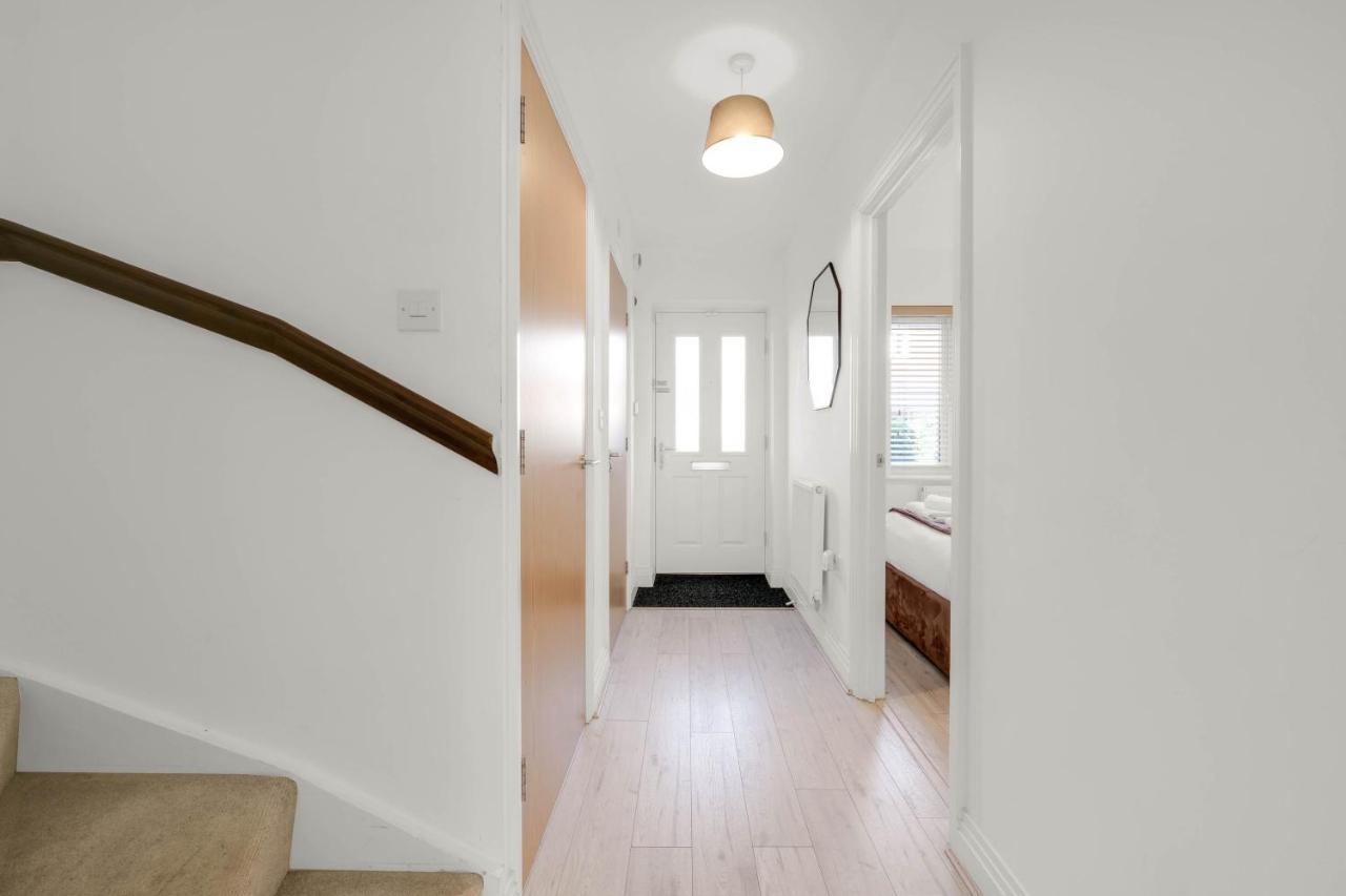 Foxherne 5bdr 3ba Serviced House With Parking - By 360stays