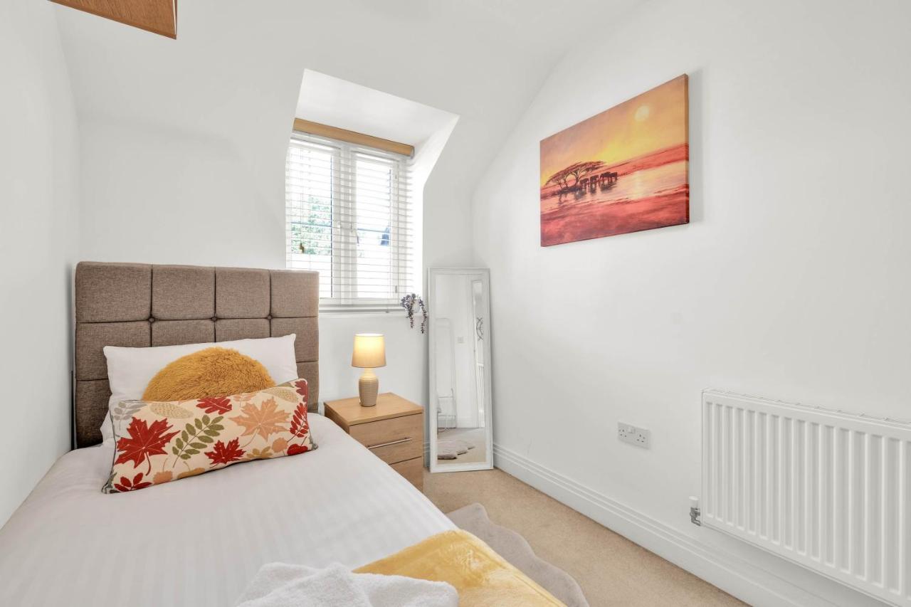 Foxherne 5bdr 3ba Serviced House With Parking - By 360stays Holiday home Slough
