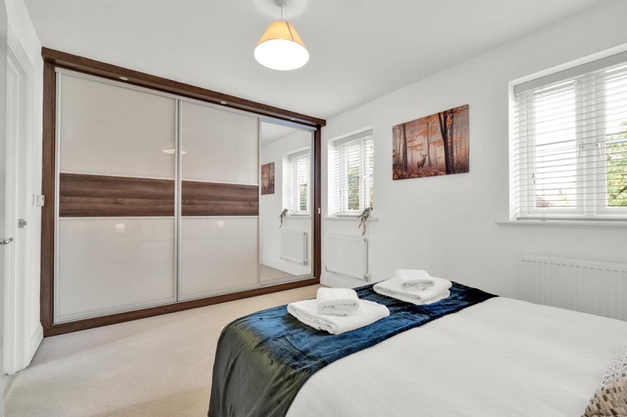 Foxherne 5bdr 3ba Serviced House With Parking - By 360stays * Slough