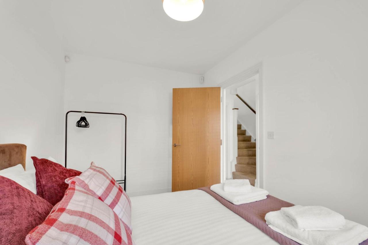 Foxherne 5bdr 3ba Serviced House With Parking - By 360stays Holiday home