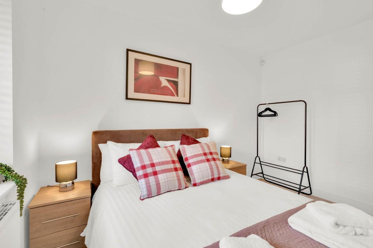 Foxherne 5bdr 3ba Serviced House With Parking - By 360stays *