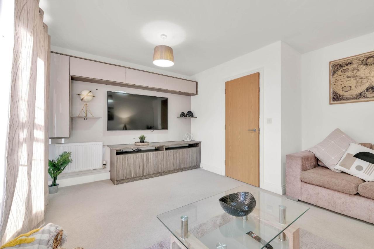 Foxherne 5bdr 3ba Serviced House With Parking - By 360stays * Slough