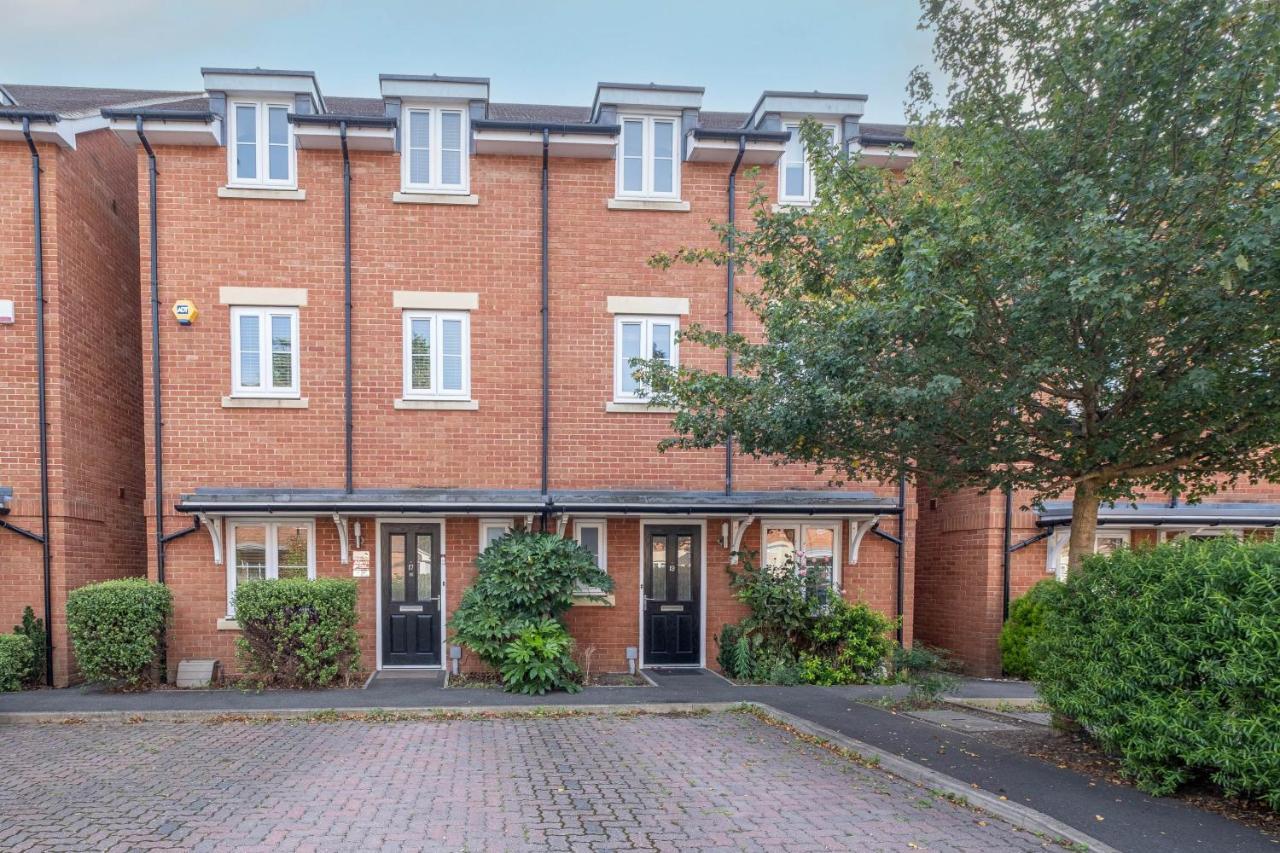 Foxherne 5bdr 3ba Serviced House With Parking - By 360stays Slough