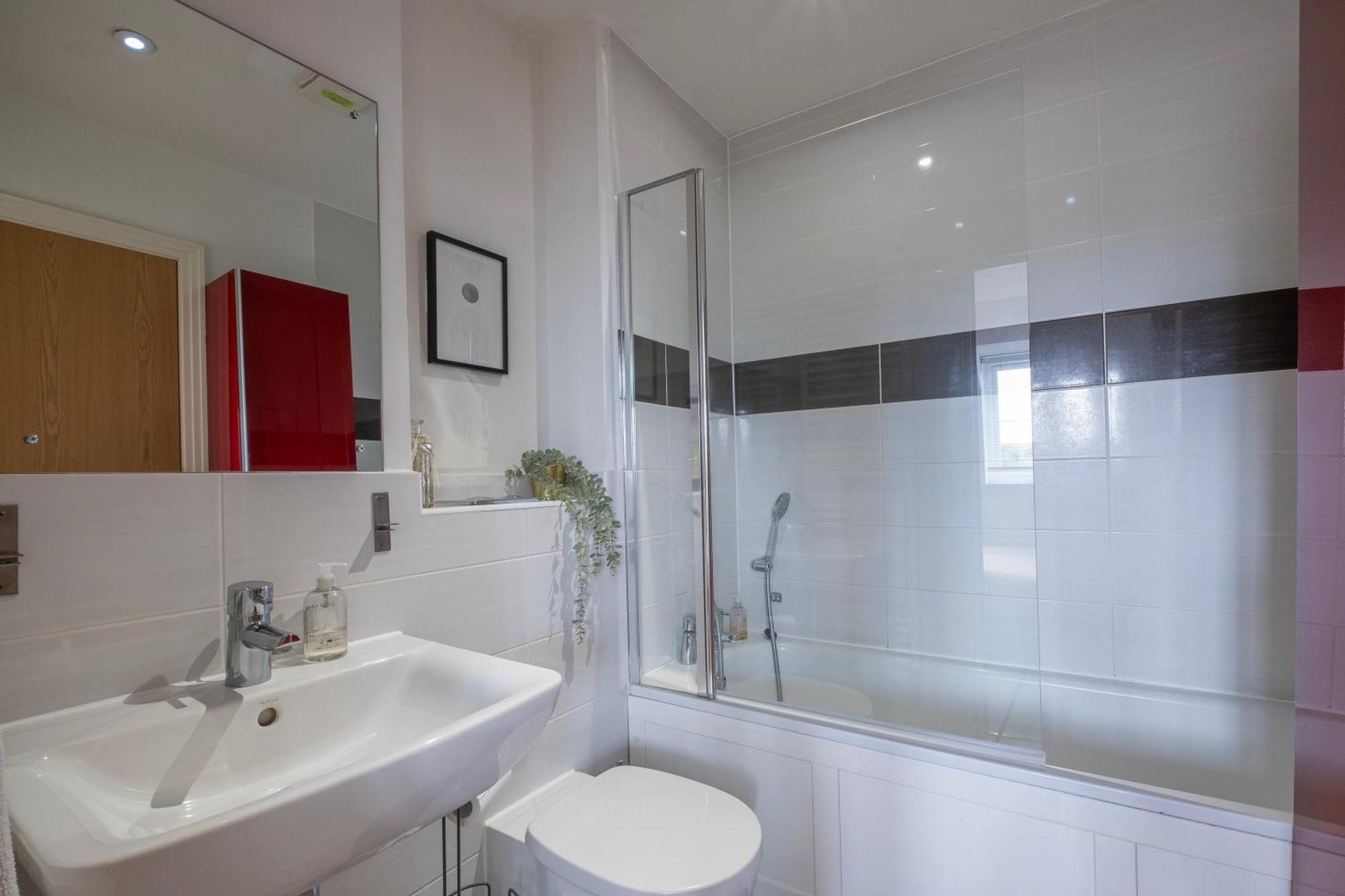 Foxherne 5bdr 3ba Serviced House With Parking - By 360stays Holiday home