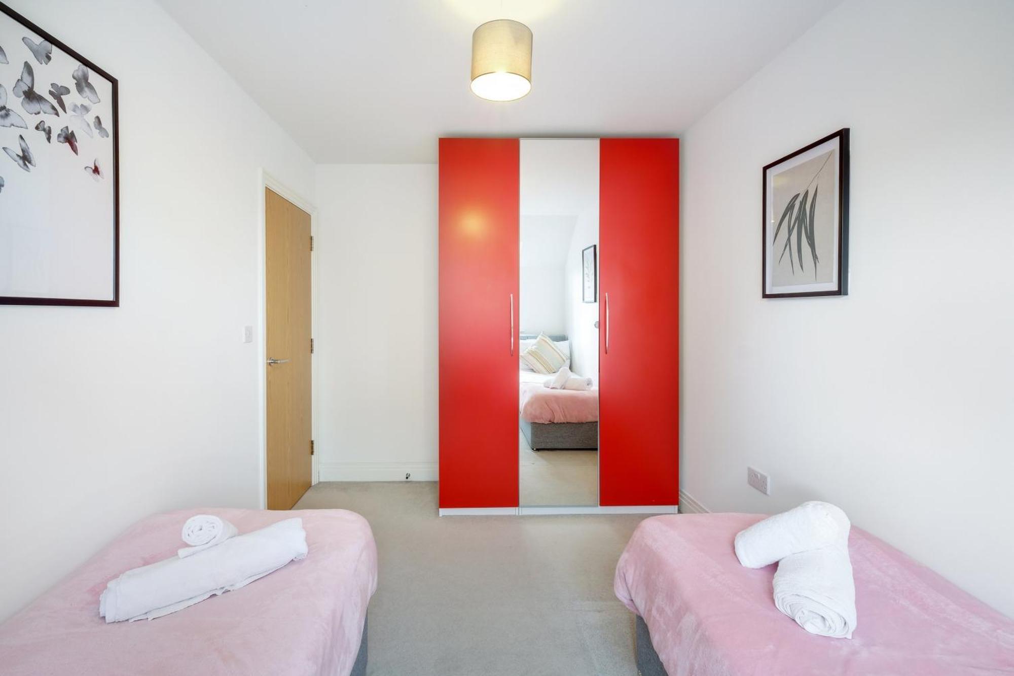 Foxherne 5bdr 3ba Serviced House With Parking - By 360stays Holiday home *