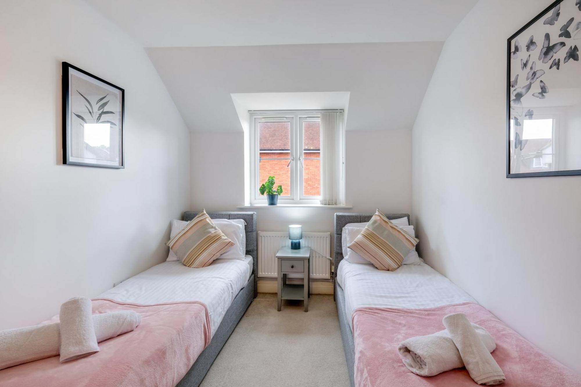 Foxherne 5bdr 3ba Serviced House With Parking - By 360stays * Slough