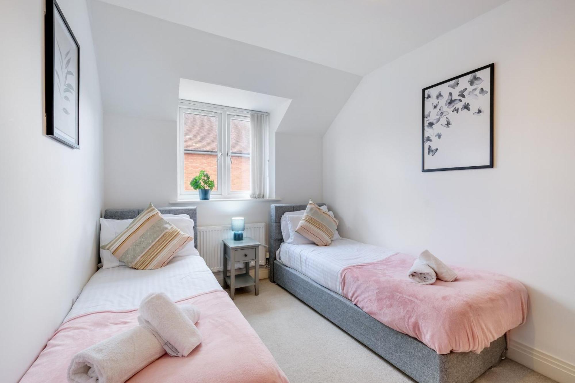 Holiday home Foxherne 5bdr 3ba Serviced House With Parking - By 360stays *