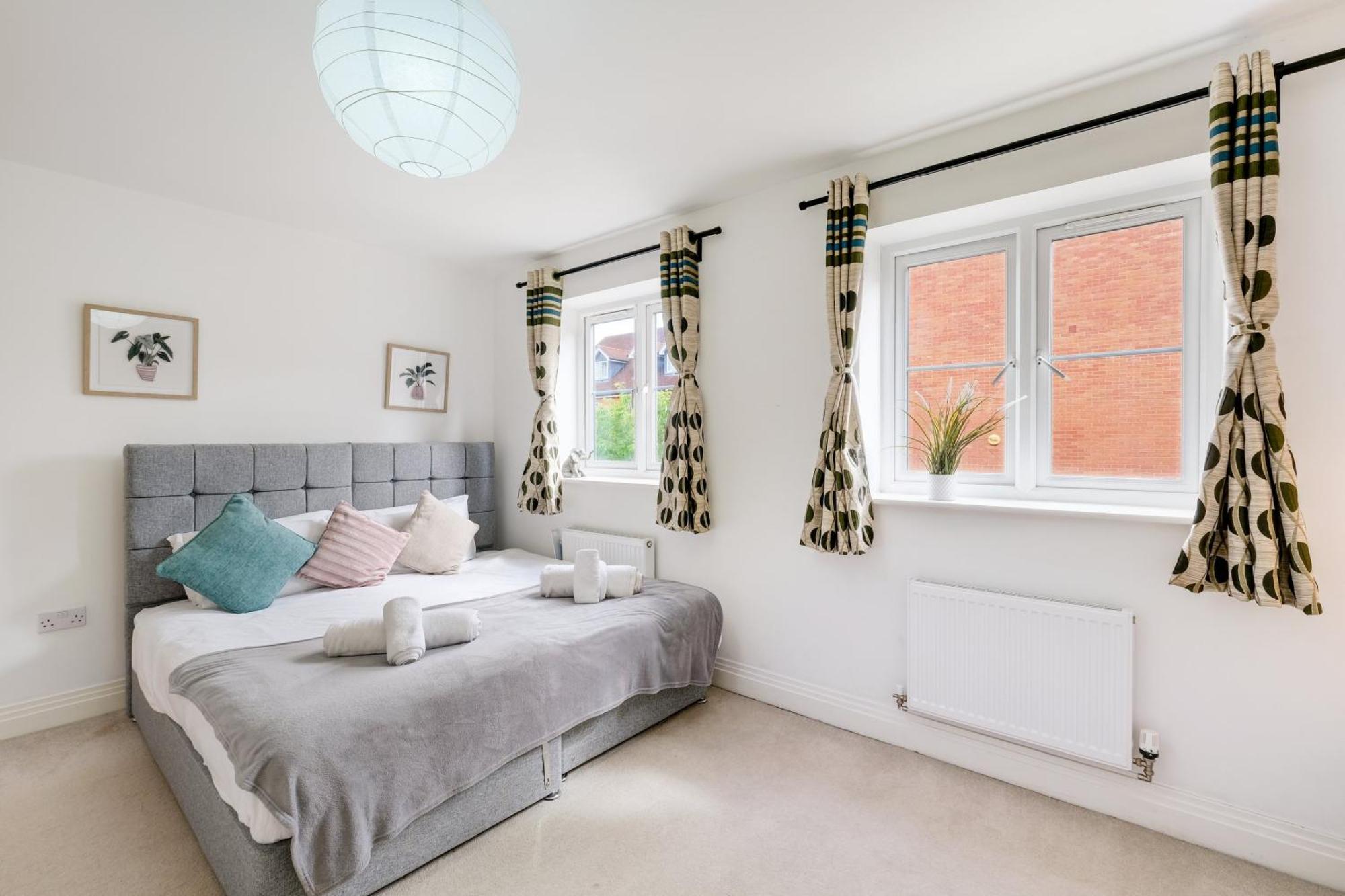 Foxherne 5bdr 3ba Serviced House With Parking - By 360stays Holiday home Slough