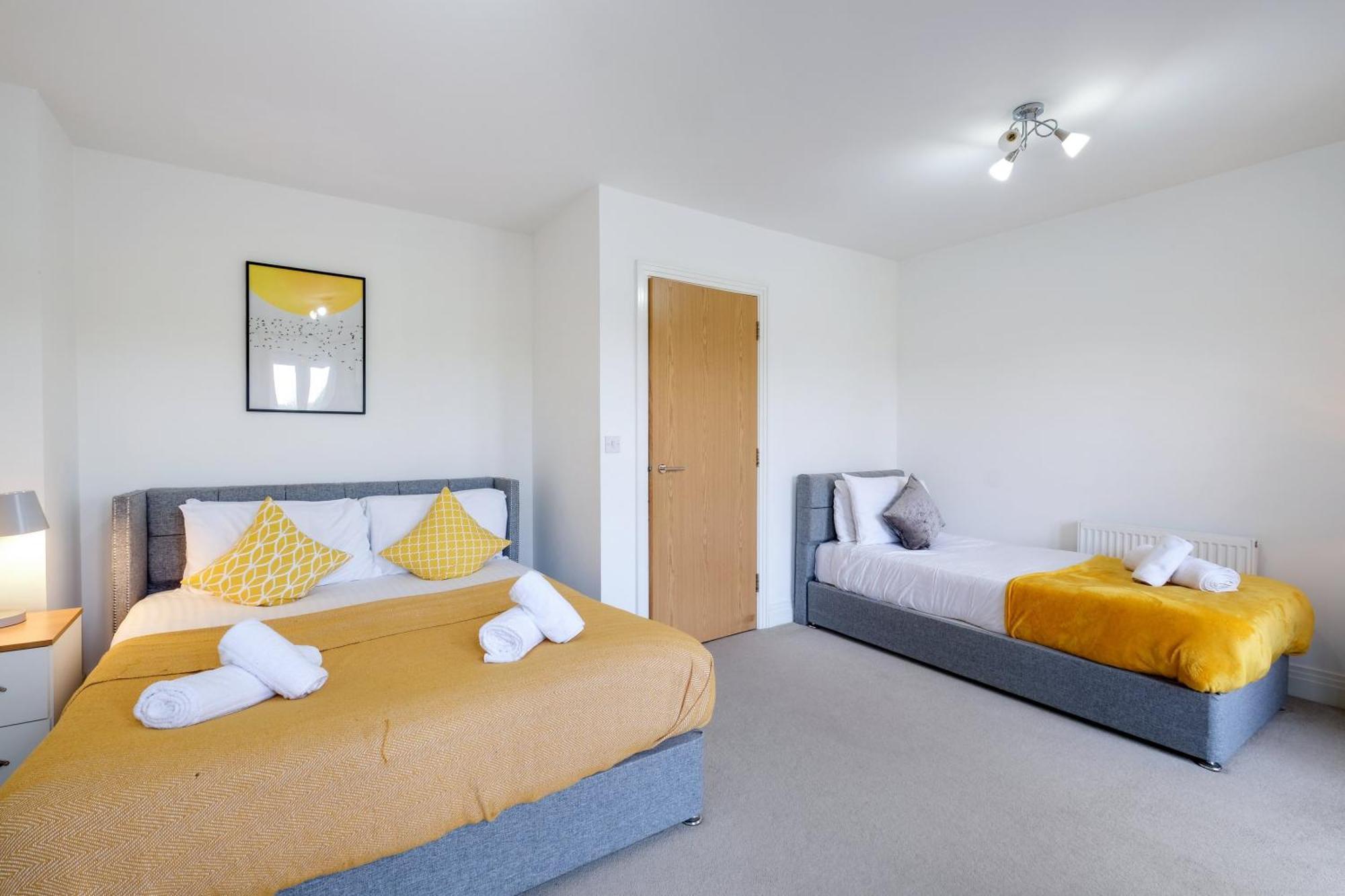 Foxherne 5bdr 3ba Serviced House With Parking - By 360stays * Slough
