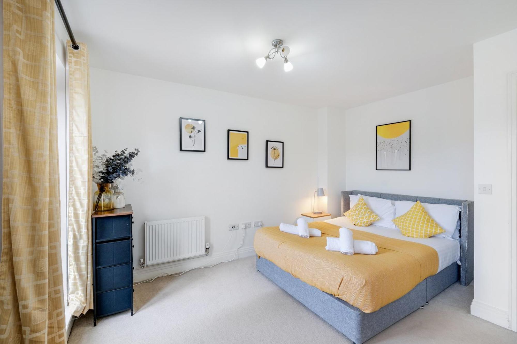 Foxherne 5bdr 3ba Serviced House With Parking - By 360stays Holiday home