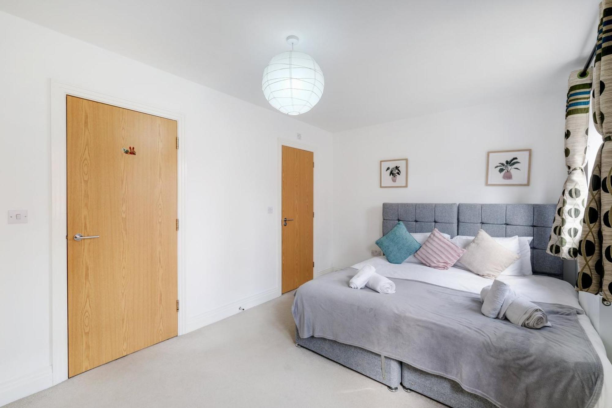 Holiday home Foxherne 5bdr 3ba Serviced House With Parking - By 360stays
