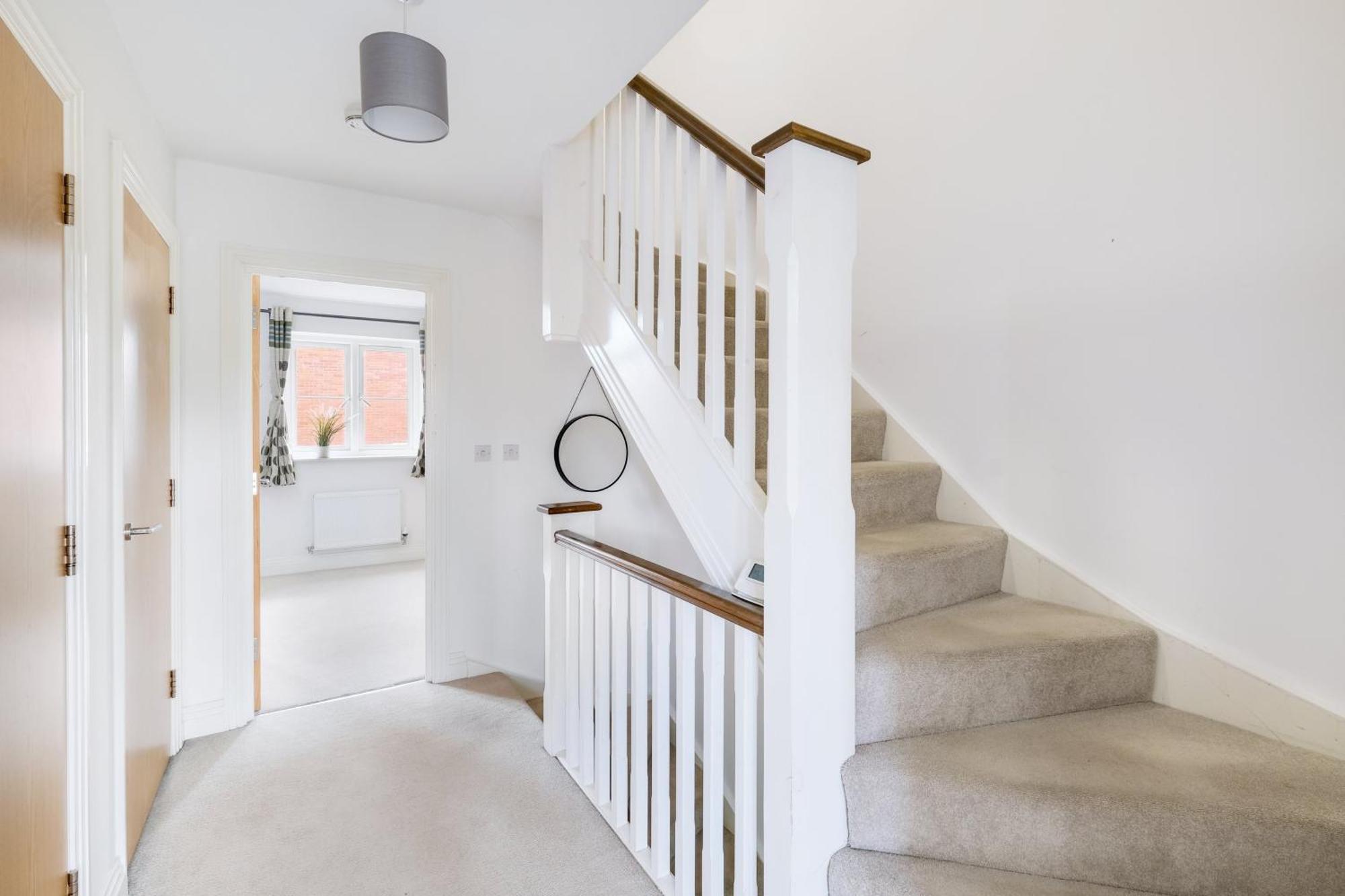 Foxherne 5bdr 3ba Serviced House With Parking - By 360stays Holiday home Slough