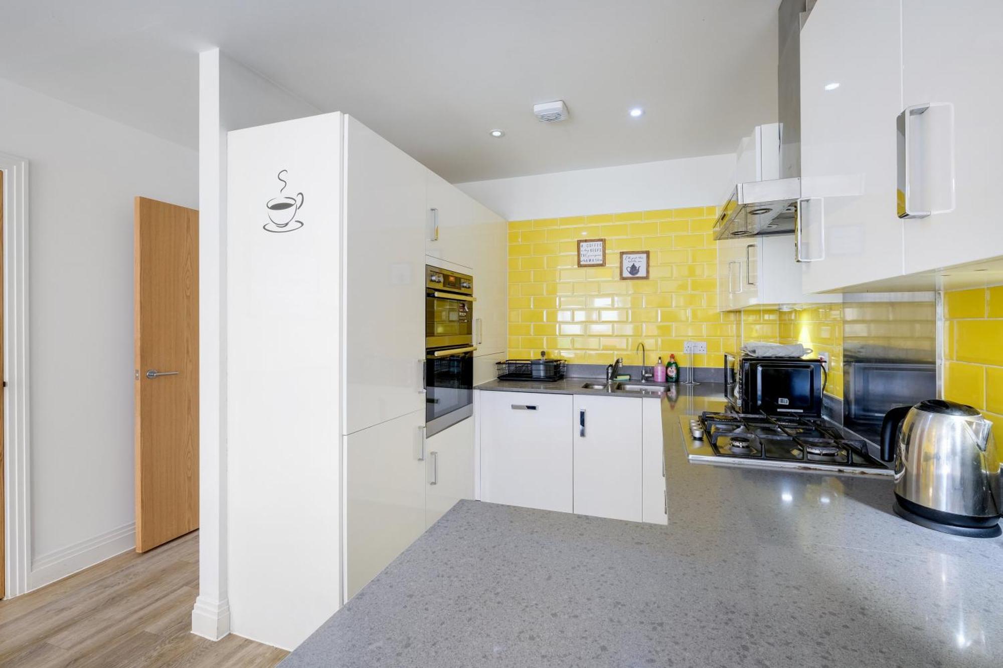 Foxherne 5bdr 3ba Serviced House With Parking - By 360stays Slough