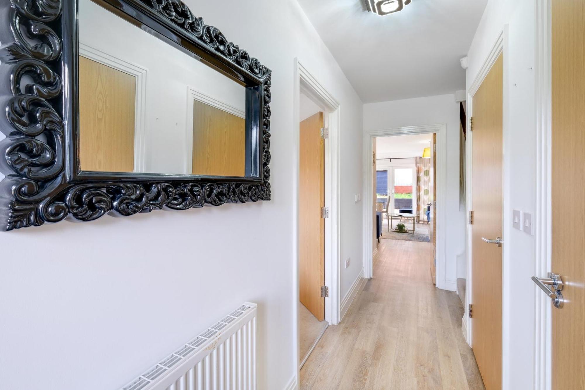 Foxherne 5bdr 3ba Serviced House With Parking - By 360stays * Slough