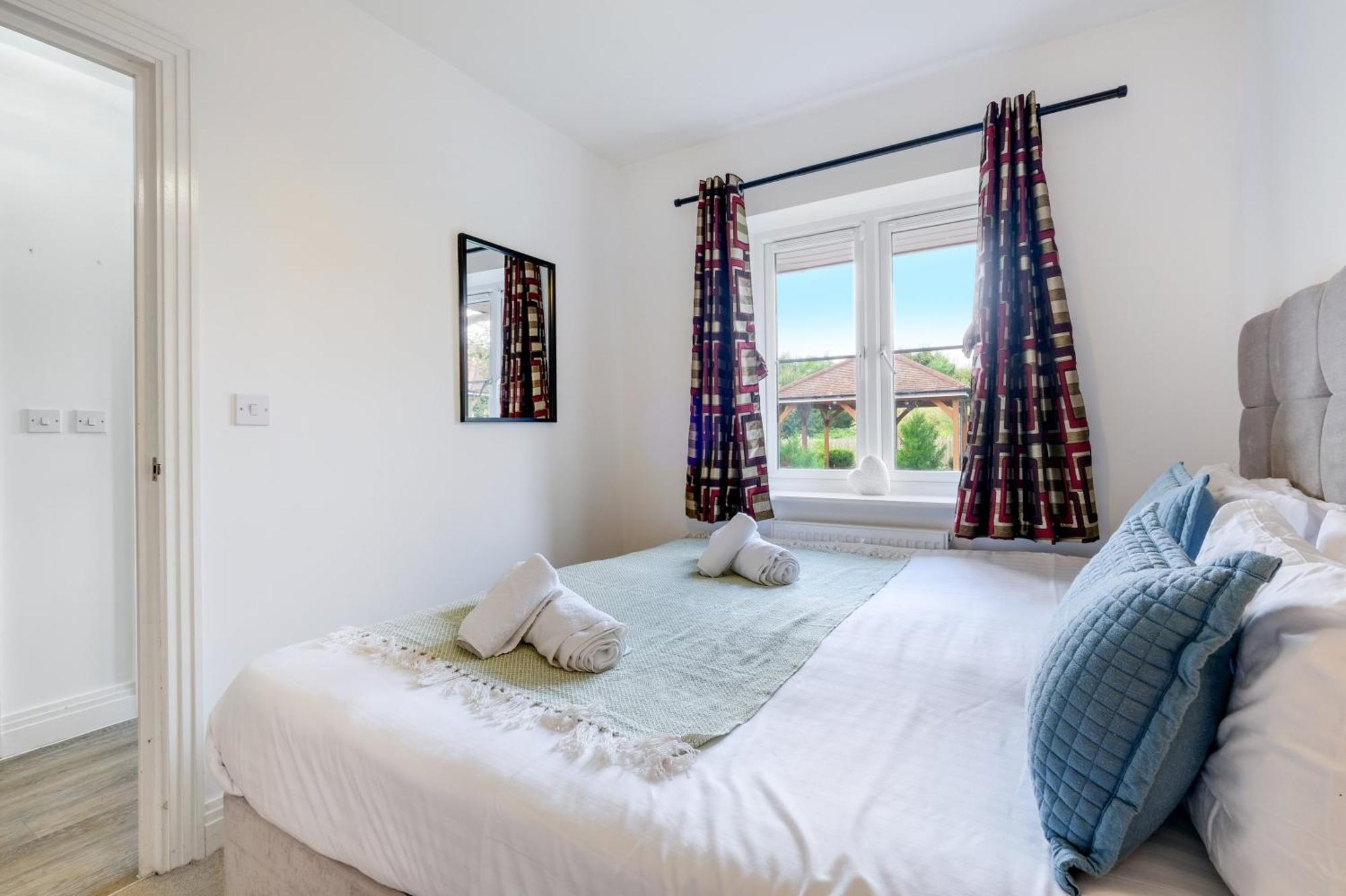 Foxherne 5bdr 3ba Serviced House With Parking - By 360stays * Slough