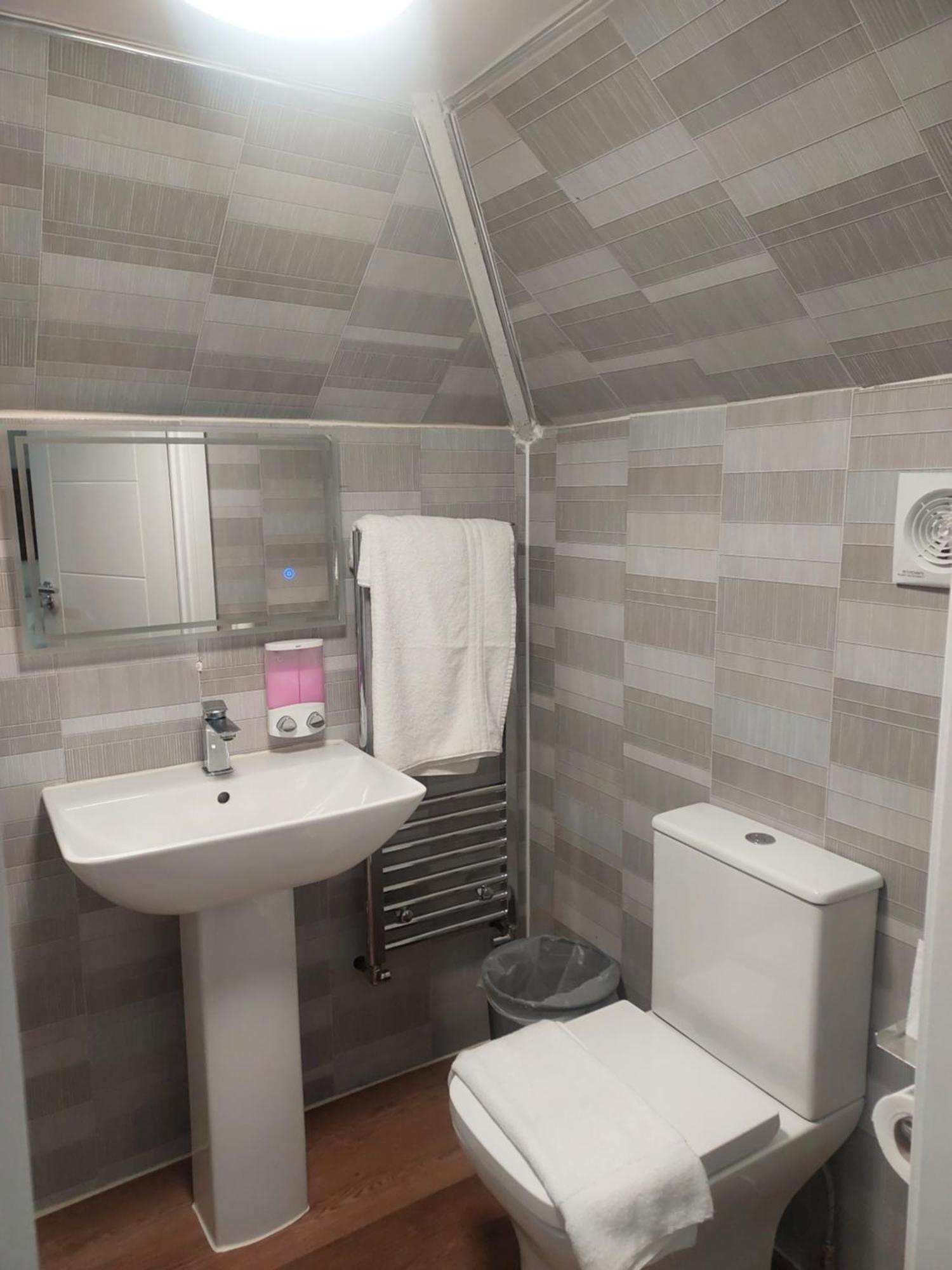Heathrow Windsor With Airport Parking * Slough