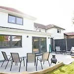 Home From Home - 4 Double Bed House With Parking