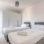 2 Bed & 2 Bath Modern Apartment - Free Parking