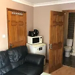 Studio Flat With Kitchenette & Separate Entrance With Free Parking - Up To 2 Guests