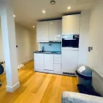Lovely One Bedroom Apartment In Slough Town