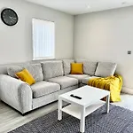 Deluxe 2 Bed 2 Bath Flat - Windsor, Heathrow Airport, Slough Station