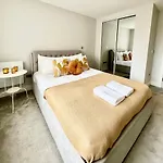 Deluxe 2 Bed 2 Bath Flat - Windsor, Heathrow Airport, Slough Station