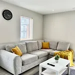 Deluxe 2 Bed 2 Bath Flat - Windsor, Heathrow Airport, Slough Station