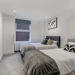 3 Sleeper Apt In Central Slough