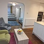Nightrest Homes 4 Bedroom Detached House - Private Parking - M4 Junction 7 - Garden- 20 Mins To Heathrow