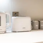Lovely 1-Bed Apartment In Slough With Free Parking