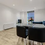 Central 1-Bed Apartment In Slough Sleeps 3!
