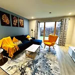 Bright & Spacious-Secured Flat Near Slough Station
