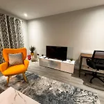 Bright & Spacious-Secured Flat Near Slough Station