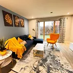 Bright & Spacious-Secured Flat Near Slough Station