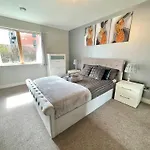 Bright & Spacious-Secured Flat Near Slough Station