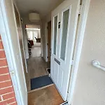 Solus Stay By Windsor, Heathrow, And Pinewood Studio - Comfy Bedroom With Ensuite Bathroom, Wifi, Parking