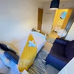 Solus Stay By Windsor, Heathrow, And Pinewood Studio - Comfy Bedroom With Ensuite Bathroom, Wifi, Parking