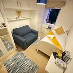 Solus Stay By Windsor, Heathrow, And Pinewood Studio - Comfy Bedroom With Ensuite Bathroom, Wifi, Parking