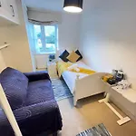 Solus Stay By Windsor, Heathrow, And Pinewood Studio - Comfy Bedroom With Ensuite Bathroom, Wifi, Parking